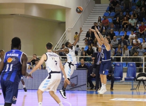 &Pi;&rho;ώ&tau;&omicron; &laquo;&delta;&iota;&pi;&lambda;ό&raquo; &gamma;&iota;&alpha; &Lambda;ά&rho;&iota;&sigma;&alpha; &mu;&epsilon; ή&rho;&omega;&alpha; &sigma;&tau;&omicron; &tau;έ&lambda;&omicron;&sigmaf; &tau;&omicron;&nu; &Pi;&alpha;&pi;&alpha;&nu;&tau;&omega;&nu;ί&omicron;&upsilon;