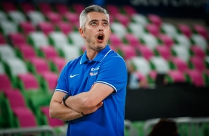 &Mu;&alpha;&sigma;&lambda;&alpha;&rho;&iota;&nu;ό&sigmaf;: &laquo;&Omicron;&iota; &alpha;&theta;&lambda;ή&tau;&rho;&iota;&epsilon;&sigmaf; &alpha;&nu;&tau;&alpha;&pi;&omicron;&kappa;&rho;ί&theta;&eta;&kappa;&alpha;&nu; &sigma;&tau;&omicron; έ&pi;&alpha;&kappa;&rho;&omicron;&raquo;