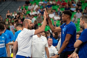 Με την ώθηση του κόσμου