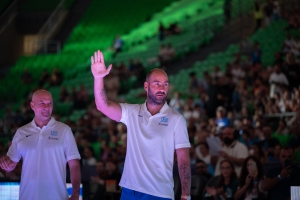 &Mu;&epsilon; 16 &pi;&alpha;ί&kappa;&tau;&epsilon;&sigmaf; &sigma;&upsilon;&nu;&epsilon;&chi;ί&zeta;&epsilon;&tau;&alpha;&iota; &eta; &pi;&rho;&omicron;&epsilon;&tau;&omicron;&iota;&mu;&alpha;&sigma;ί&alpha; &tau;&eta;&sigmaf; &Epsilon;&theta;&nu;&iota;&kappa;ή&sigmaf; &Alpha;&nu;&delta;&rho;ώ&nu;