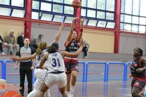 &Mu;&epsilon; buzzer beater &tau;&alpha; &Chi;&alpha;&nu;&iota;ά, έ&sigma;&pi;&alpha;&sigma;&alpha;&nu; &tau;&omicron; &alpha;ή&tau;&tau;&eta;&tau;&omicron; &tau;&eta;&sigmaf; &Delta;ά&phi;&nu;&eta;&sigmaf; &omicron;&iota; &Epsilon;&sigma;&pi;&epsilon;&rho;ί&delta;&epsilon;&sigmaf; &sigma;&tau;&eta;&nu; &pi;&alpha;&rho;ά&tau;&alpha;&sigma;&eta;